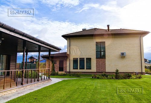 Построенный газобетонный дом в классическом стиле с эркером, балконом, навесом для автомобиля, остекленной верандой и комбинированной фасадной отделкой в кп Сосновое - 6